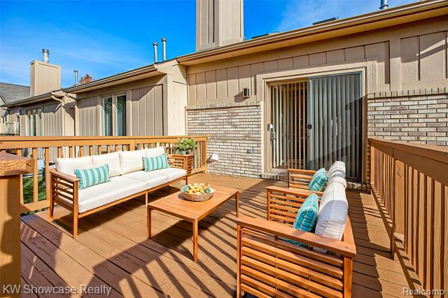 Builiding view twenty for 21971 Lancrest, Farmington, MI. 48335