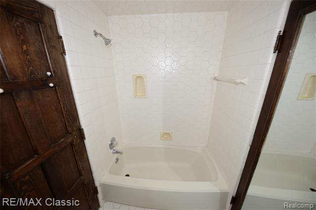 Builiding view eighteen for 1060 Wimbleton, Birmingham, MI. 48009