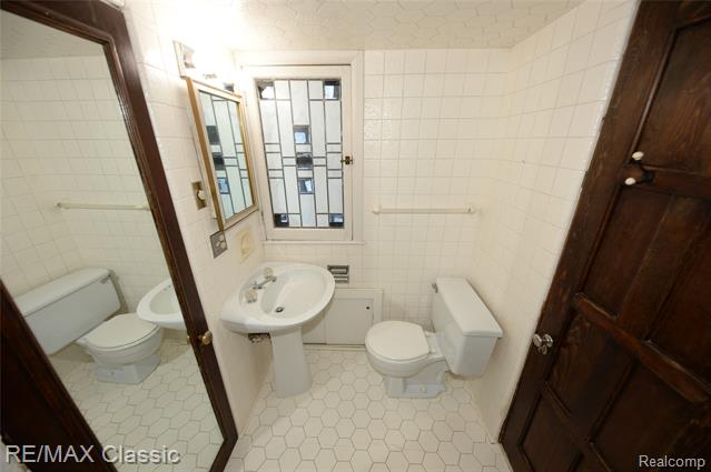 Builiding view nineteen for 1060 Wimbleton, Birmingham, MI. 48009