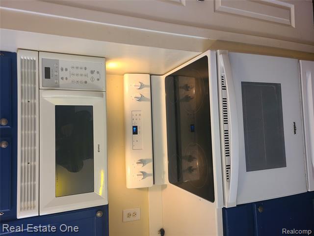 Builiding view ten for 38872 Country, Farmington, MI. 48331