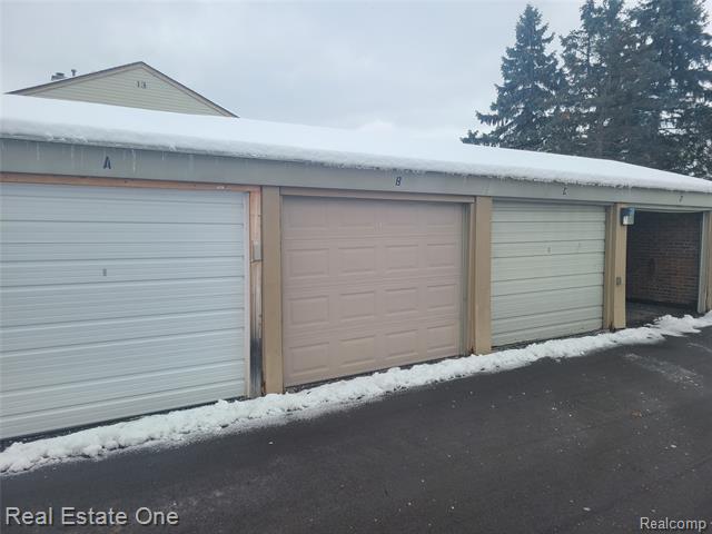 Builiding view twenty two for 38872 Country, Farmington, MI. 48331