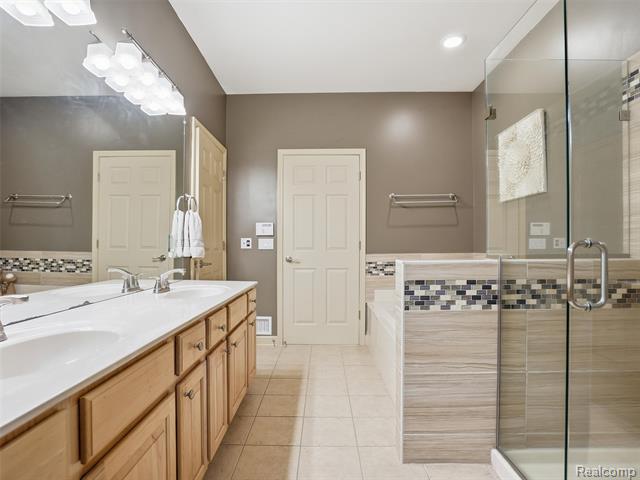 Builiding view nineteen for 5211 Belmonte, Rochester, MI. 48306