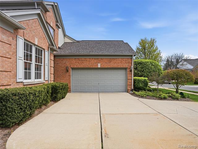 Builiding view thirty three for 5211 Belmonte, Rochester, MI. 48306