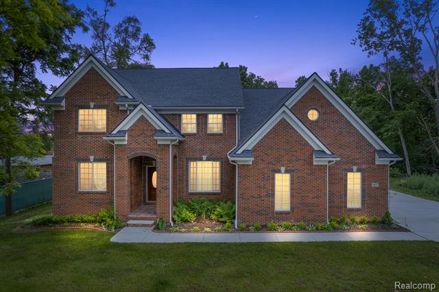 front view picture of 30527 W 11 Mile Rd, Farmington, MI. 48336