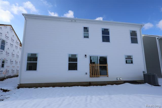 Builiding view three for 374 Edge Brook, Holly, MI. 48442