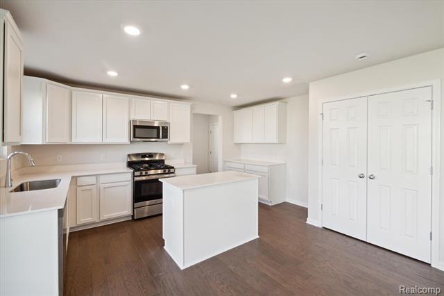 Builiding view four for 372 Edge Brook, Holly, MI. 48442