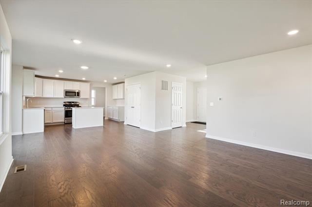 Builiding view seven for 372 Edge Brook, Holly, MI. 48442