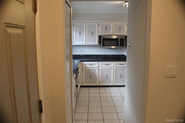 Builiding view seventeen for 3733 Old Creek, Troy, MI. 48084