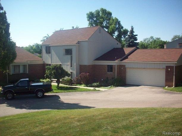 front view for 5317 Fairway Ln, West Bloomfield, Mi. 48323