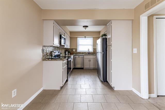 Builiding view eighteen for 6322 Pepper Hill, West Bloomfield, MI. 48322