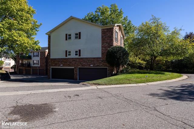 Builiding view forty five for 6322 Pepper Hill, West Bloomfield, MI. 48322