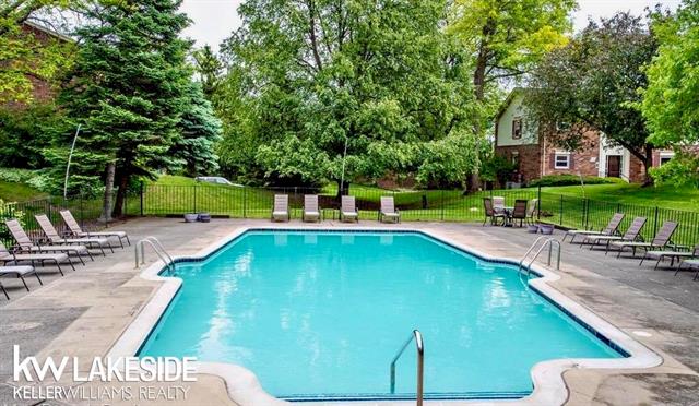 Builiding view forty seven for 6322 Pepper Hill, West Bloomfield, MI. 48322