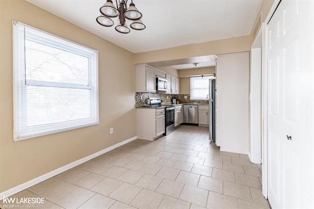 Builiding view nineteen for 6322 Pepper Hill, West Bloomfield, MI. 48322