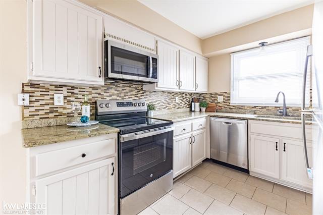 Builiding view seventeen for 6322 Pepper Hill, West Bloomfield, MI. 48322