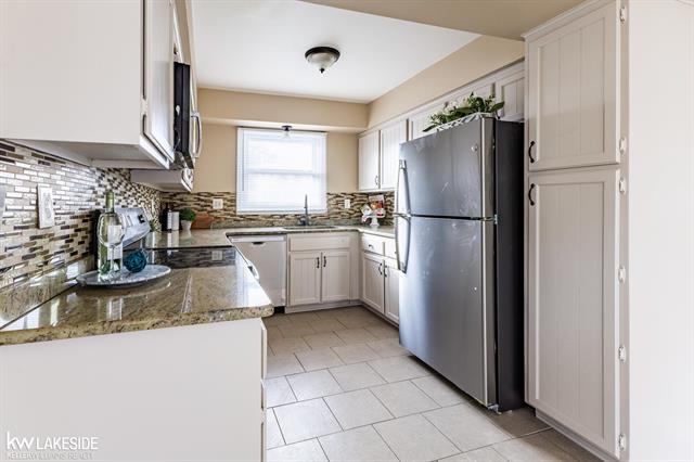 Builiding view sixteen for 6322 Pepper Hill, West Bloomfield, MI. 48322