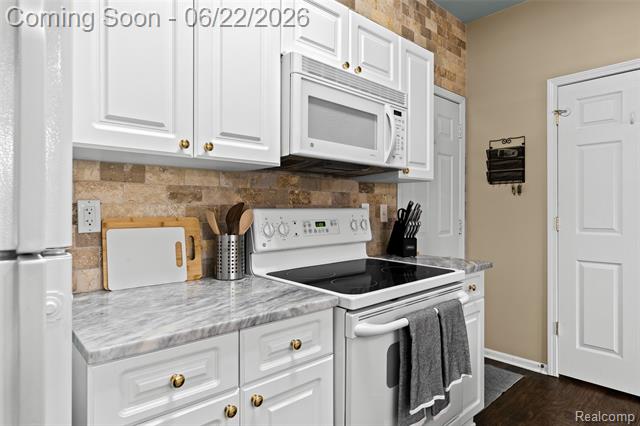 Builiding view seventeen for 11 N Squirrel, Auburn Hills, MI. 48326