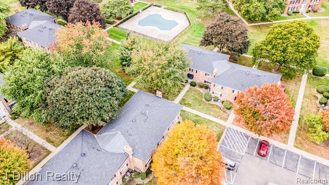 Builiding view eighteen for 653 E Fox Hills, Bloomfield Hills, MI. 48304