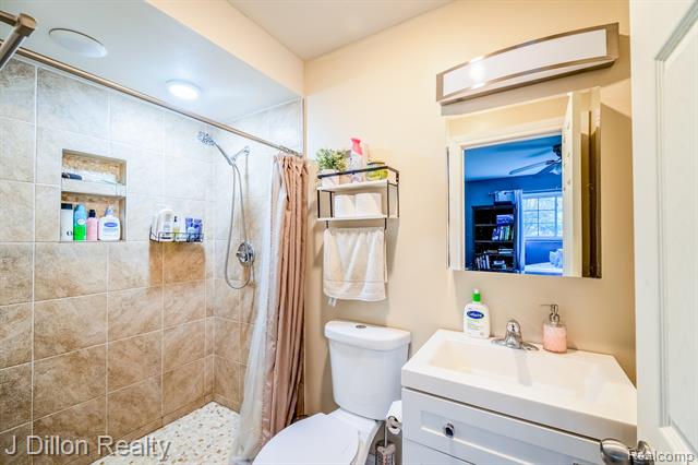 Builiding view fifteen for 653 E Fox Hills, Bloomfield Hills, MI. 48304