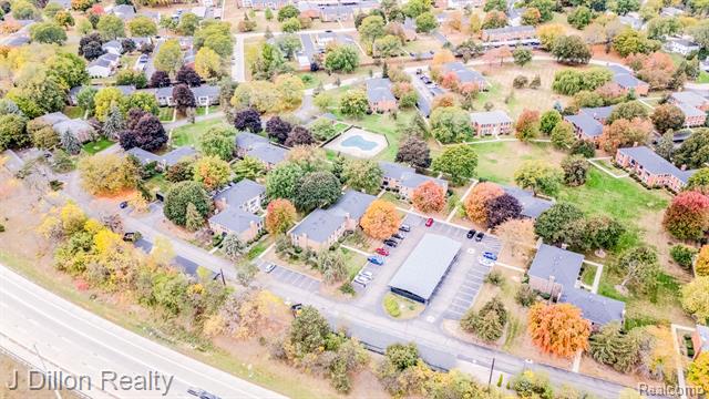 Builiding view nineteen for 653 E Fox Hills, Bloomfield Hills, MI. 48304