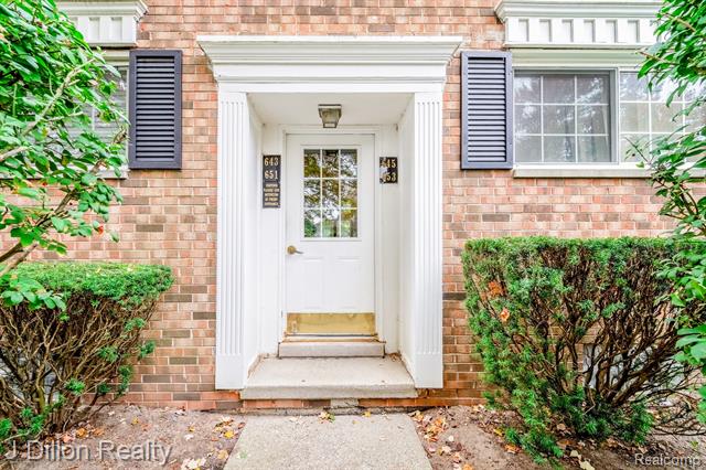 Builiding view one for 653 E Fox Hills, Bloomfield Hills, MI. 48304