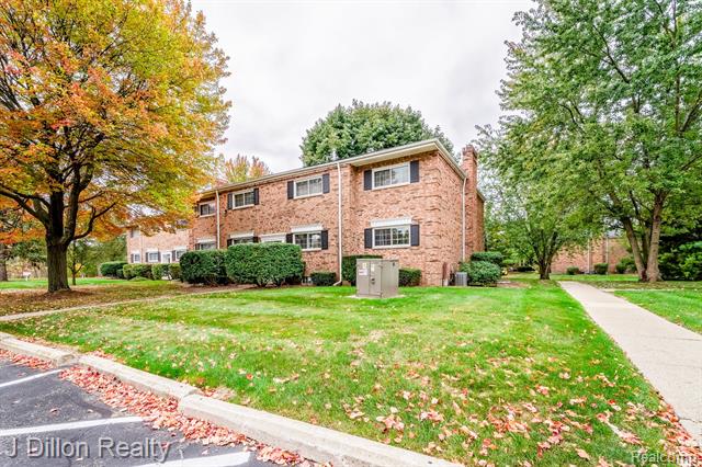 Builiding view seventeen for 653 E Fox Hills, Bloomfield Hills, MI. 48304