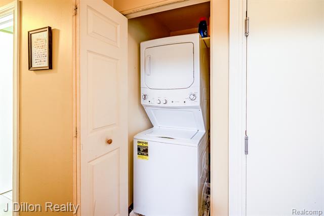 Builiding view sixteen for 653 E Fox Hills, Bloomfield Hills, MI. 48304