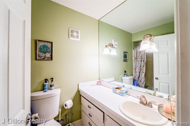 Builiding view ten for 653 E Fox Hills, Bloomfield Hills, MI. 48304