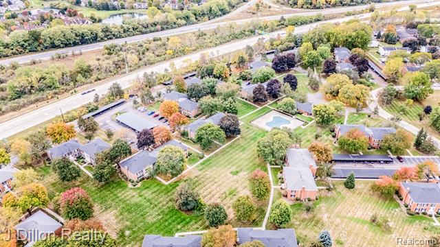Builiding view twenty for 653 E Fox Hills, Bloomfield Hills, MI. 48304