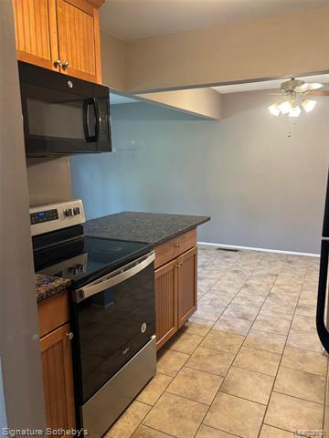 Builiding view eight for 689 E Fox Hills, Bloomfield Hills, MI. 48304