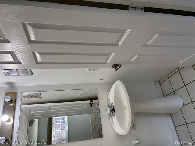 Builiding view eighteen for 689 E Fox Hills, Bloomfield Hills, MI. 48304