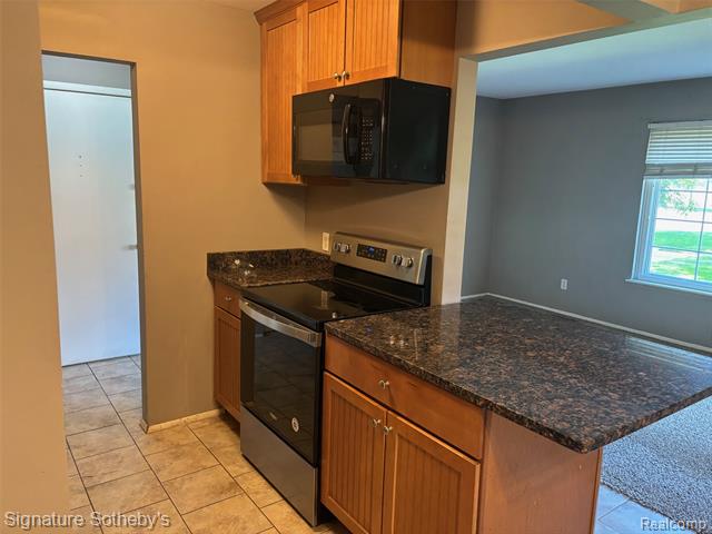 Builiding view eleven for 689 E Fox Hills, Bloomfield Hills, MI. 48304