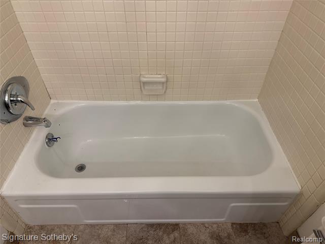 Builiding view fifteen for 689 E Fox Hills, Bloomfield Hills, MI. 48304