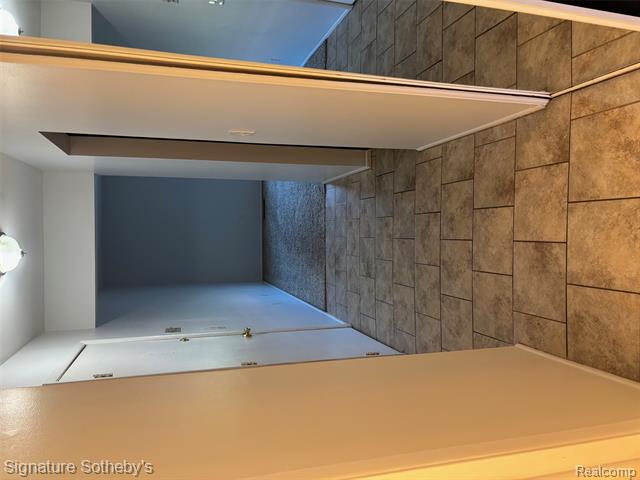 Builiding view four for 689 E Fox Hills, Bloomfield Hills, MI. 48304