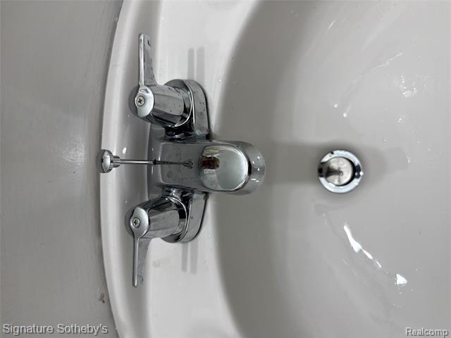 Builiding view nineteen for 689 E Fox Hills, Bloomfield Hills, MI. 48304