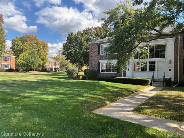 Builiding view one for 689 E Fox Hills, Bloomfield Hills, MI. 48304