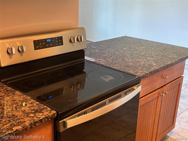 Builiding view ten for 689 E Fox Hills, Bloomfield Hills, MI. 48304