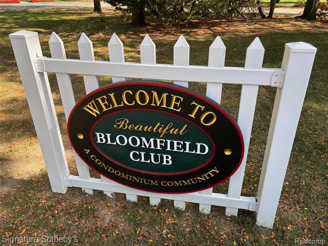 Builiding view thirty for 689 E Fox Hills, Bloomfield Hills, MI. 48304