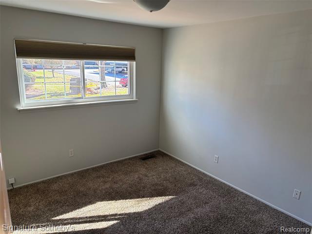 Builiding view twelve for 689 E Fox Hills, Bloomfield Hills, MI. 48304