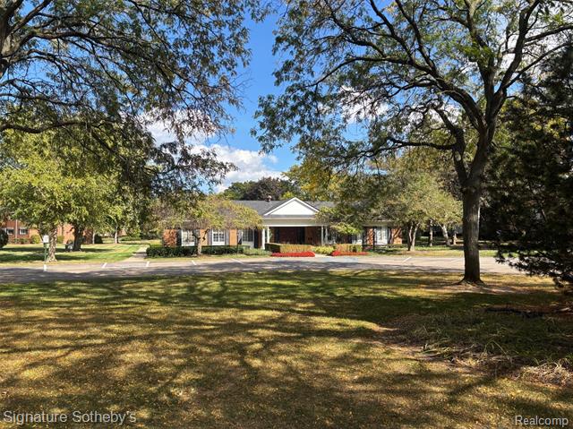 Builiding view twenty eight for 689 E Fox Hills, Bloomfield Hills, MI. 48304