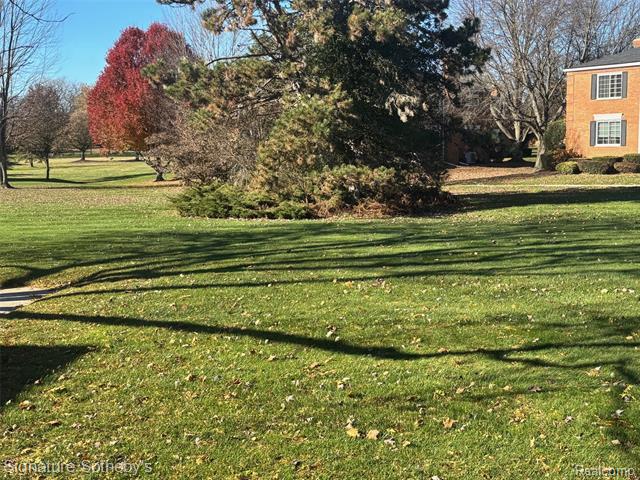 Builiding view twenty five for 689 E Fox Hills, Bloomfield Hills, MI. 48304