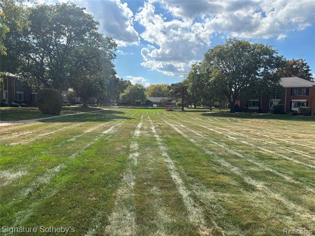 Builiding view twenty nine for 689 E Fox Hills, Bloomfield Hills, MI. 48304