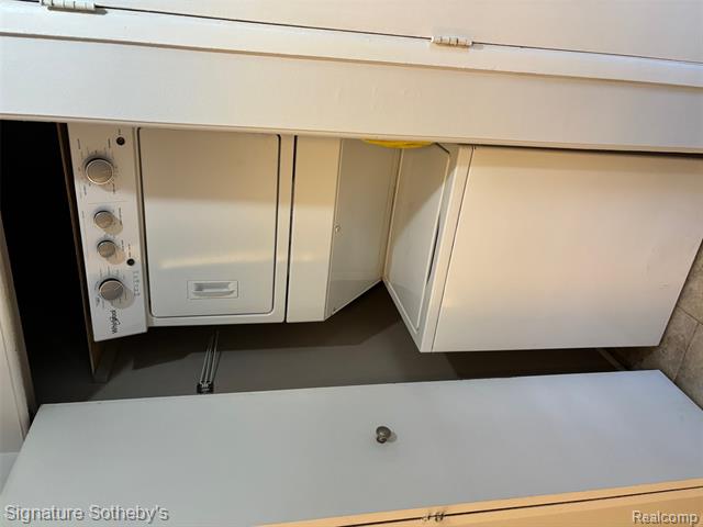 Builiding view twenty one for 689 E Fox Hills, Bloomfield Hills, MI. 48304