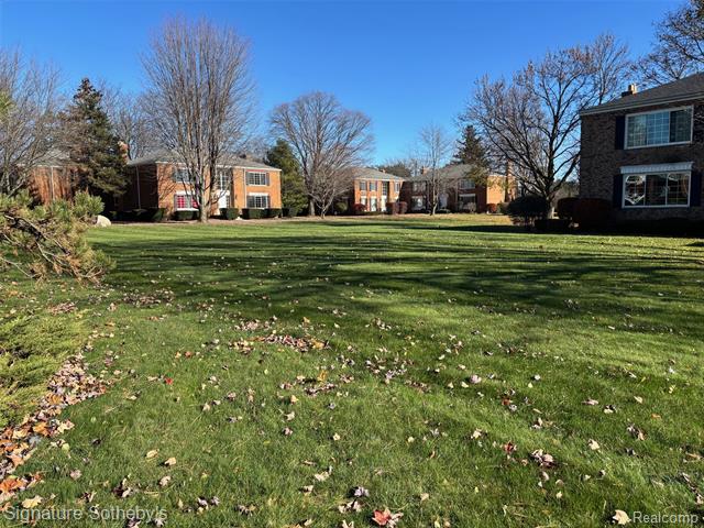 Builiding view twenty seven for 689 E Fox Hills, Bloomfield Hills, MI. 48304