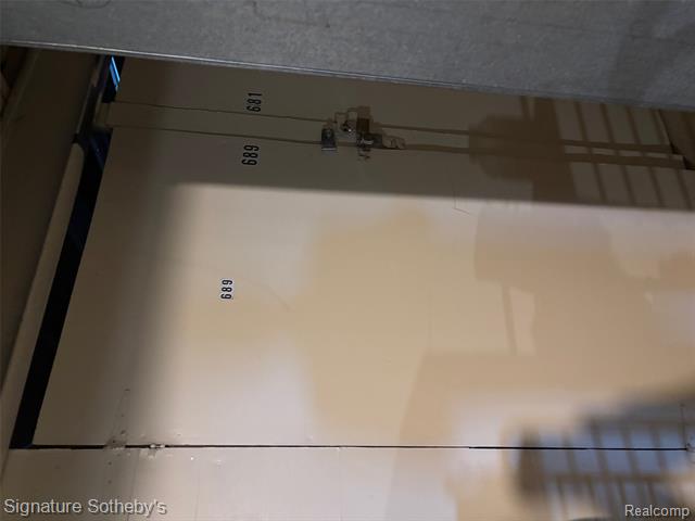 Builiding view twenty two for 689 E Fox Hills, Bloomfield Hills, MI. 48304