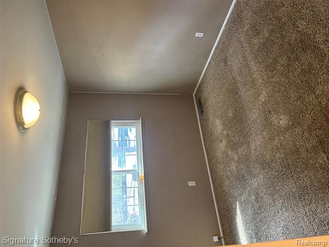 Builiding view twenty for 689 E Fox Hills, Bloomfield Hills, MI. 48304