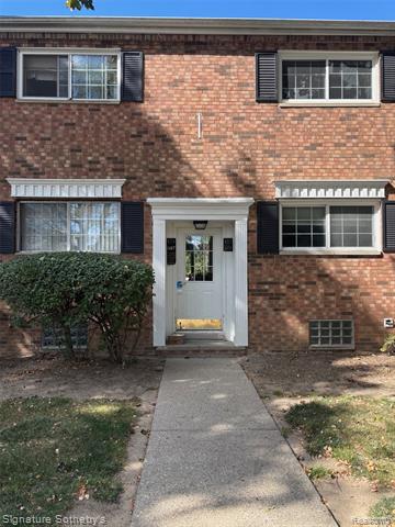 Builiding view two for 689 E Fox Hills, Bloomfield Hills, MI. 48304