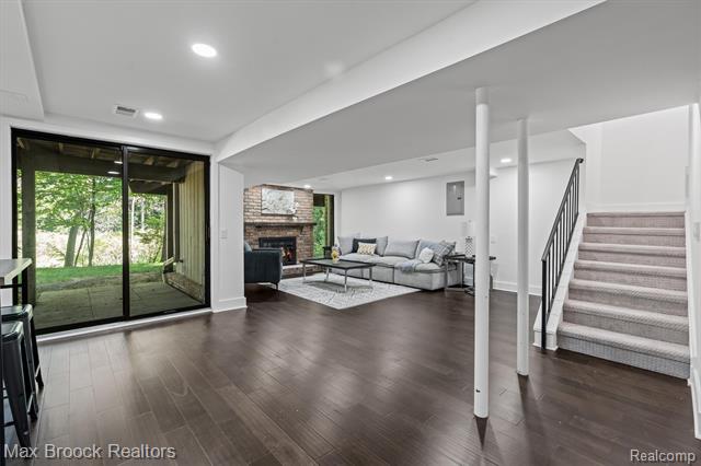 Builiding view forty for 1135 Ivyglen, Bloomfield Hills, MI. 48304