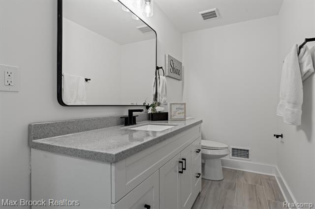 Builiding view thirty five for 1135 Ivyglen, Bloomfield Hills, MI. 48304