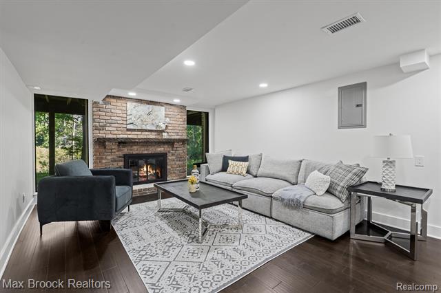 Builiding view thirty seven for 1135 Ivyglen, Bloomfield Hills, MI. 48304