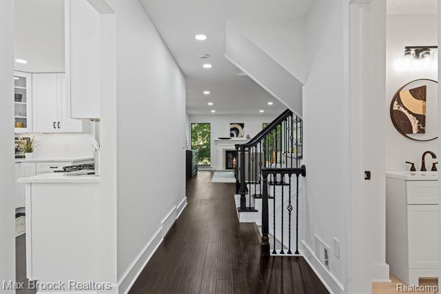 Builiding view twenty four for 1135 Ivyglen, Bloomfield Hills, MI. 48304